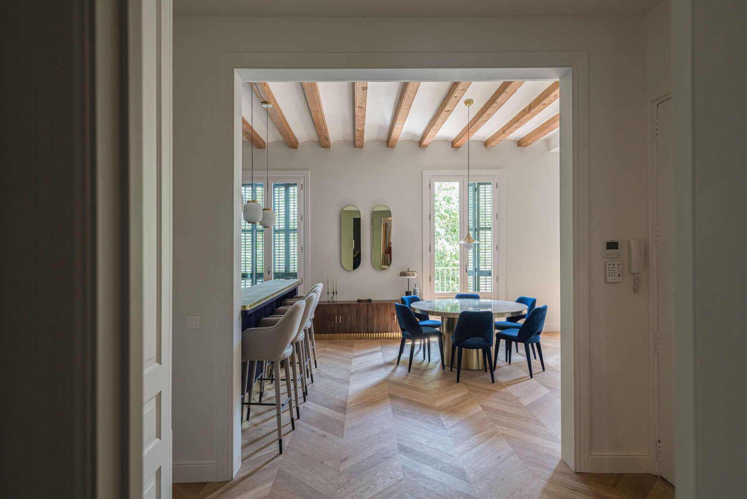 Showroom rústico en Barcelona con decoración de inspiración mediterránea